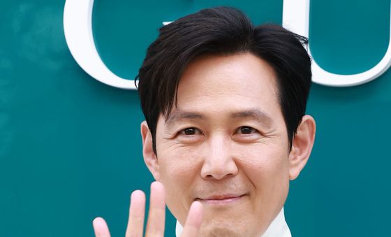 이정재, 부드러운 손 인사