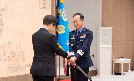 李 대통령, 손석락 공군참모총장 삼정검 수치 수여