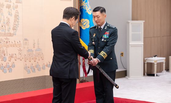 李 대통령, 김성민 한미연합사 부사령관 삼정검 수치 수여