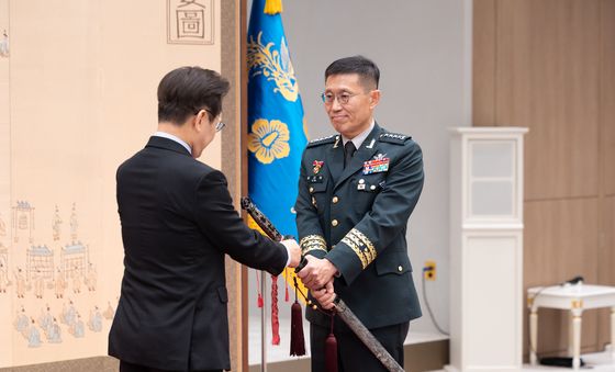 李 대통령, 김규하 육군참모총장 삼정검 수치 수여