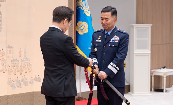 李 대통령, 합참의장 후보자 진영승 전략사령관 삼정검 수치 수여