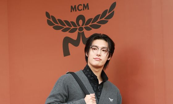 포즈 취하는 에이티즈 민기