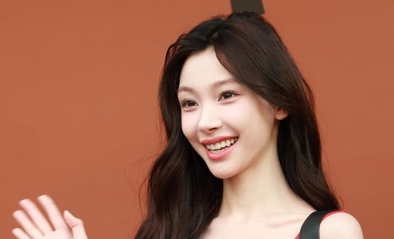 이멍링, 빛나는 손 인사