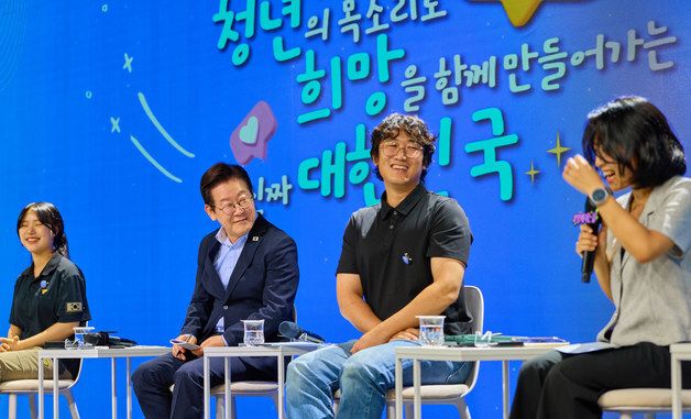 청년 소통·공감 토크콘서트 발언 듣는 이재명 대통령