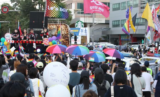 행진하는 대구퀴어문화축제 참가자