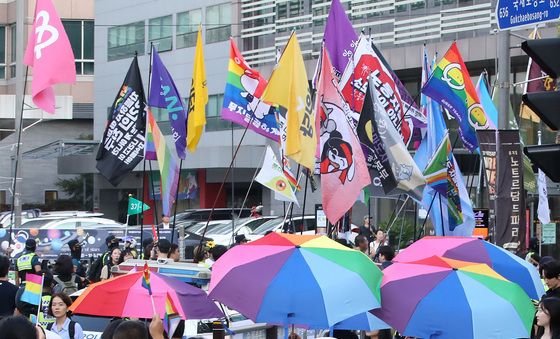 행진하는 대구퀴어문화축제 참가자