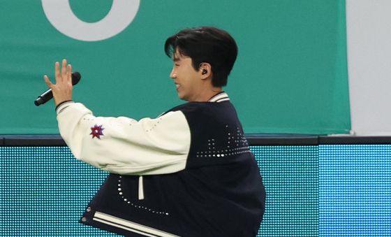 임영웅, 화려한 하프타임 공연