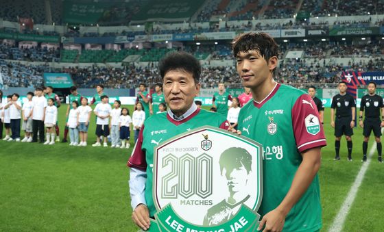 함영주 회장과 기념 촬영하는 이명재