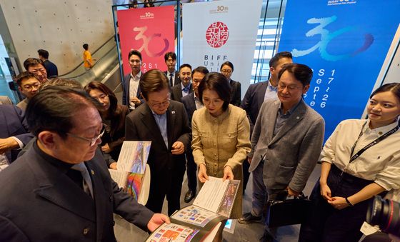 기념우표 설명 듣는 이재명 대통령 부부