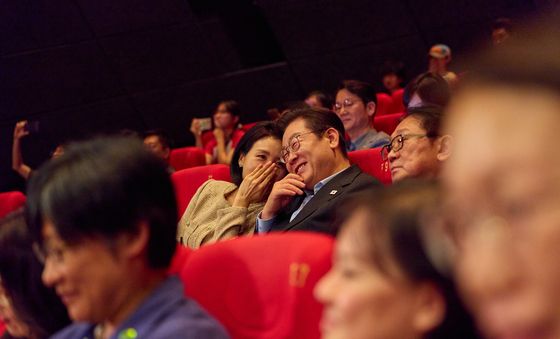 귀엣말하는 이재명 대통령 부부