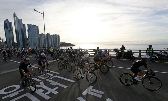 상쾌한 아침 광안대교 달리는 라이더들