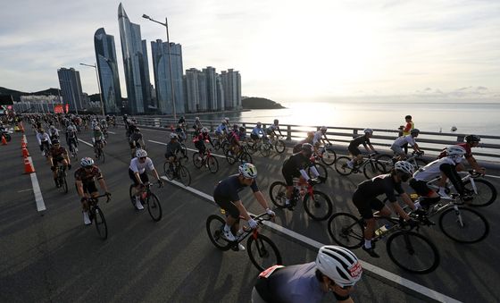 상쾌한 아침 광안대교 달리는 라이더들