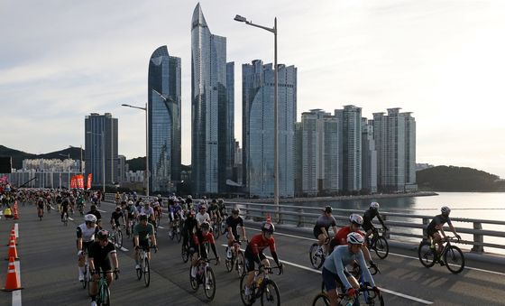 세븐브릿지 투어 개최…광안대교 달리는 라이더들