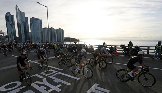 상쾌한 아침 광안대교 달리는 라이더들