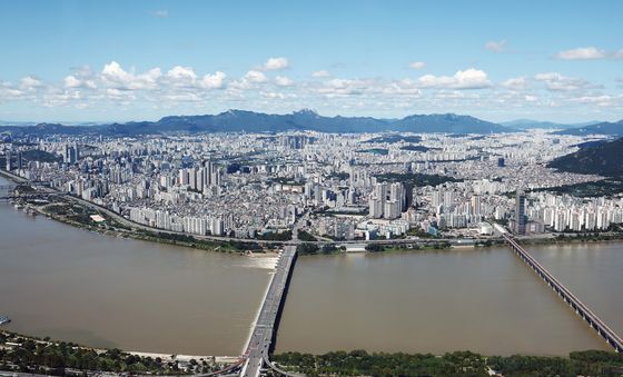 비 온 뒤 하늘은 맑은데 한강은 흙탕물
