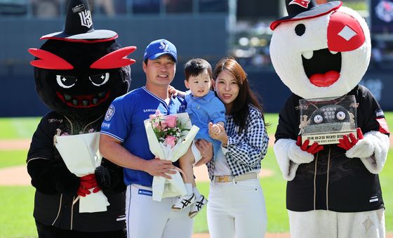 가족과 기념촬영하는 오승환