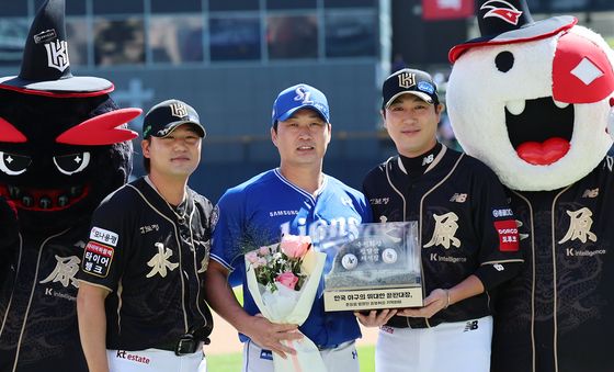 옛 동료들과 기념촬영하는 오승환