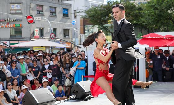 '탱고 공연에 흠뻑'