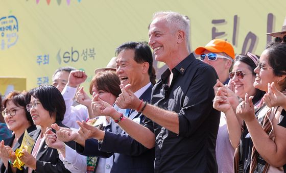 라틴아메리카 축제 찾은 알리한드로 비에베