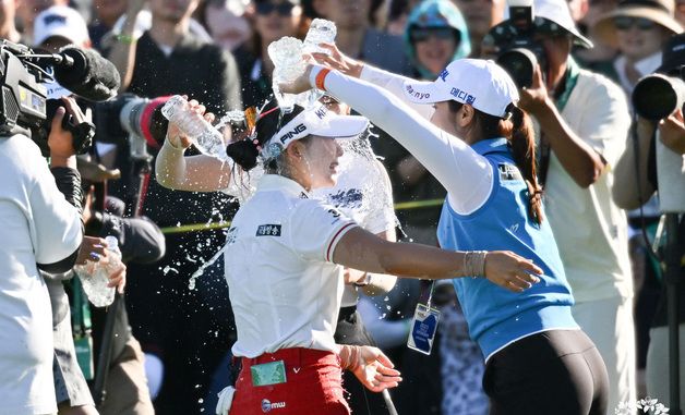 우승 축하 물세례 받는 이다연