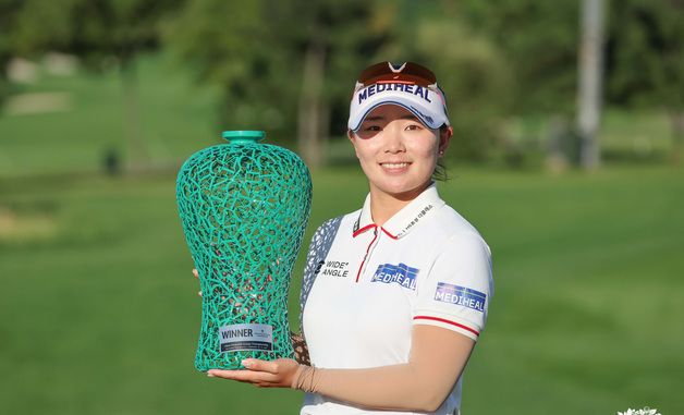 우승 트로피 든 이다연