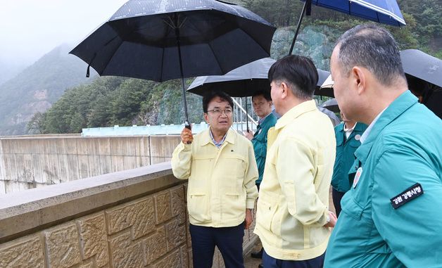 강릉수력발전소 방문해 도암댐 방류 현장 점검하는 김광용 본부장