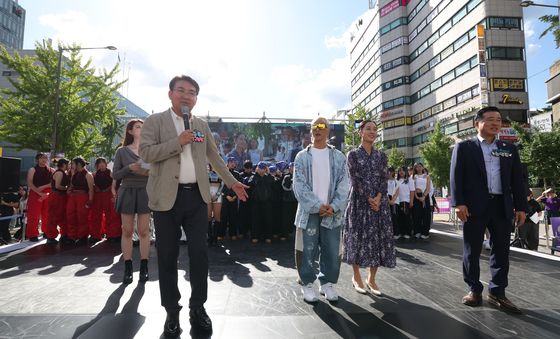 팝핀현준 소개하는 오승록 구청장