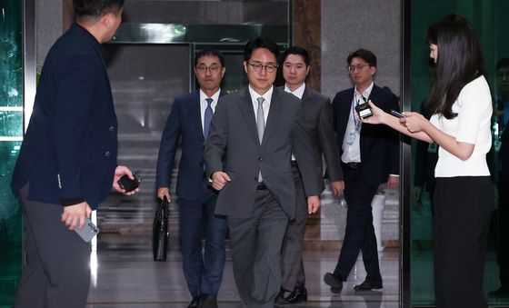 조사 마치고 고검 청사 나서는 심우정 전 검찰총장