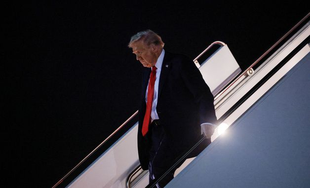 [포토] 앤드루스 합동기지 도착해 전용기 내려오는 트럼프