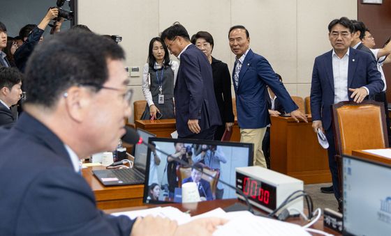 국회 행안위 '정부조직법 개편안 항의하며 떠나는 국민의힘 의원들'