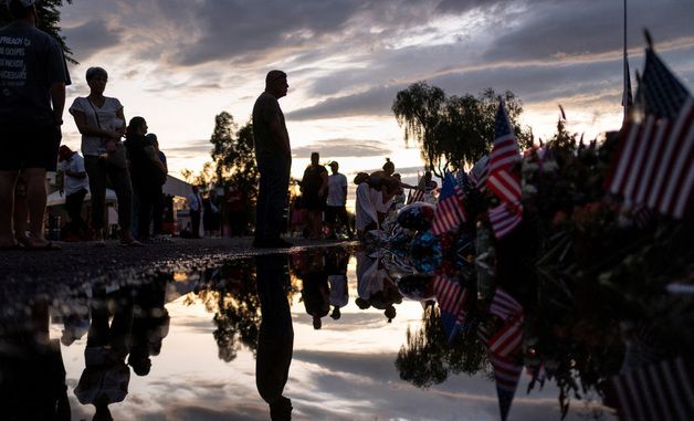 [포토] 찰리 커크 추모식에서 애도하는 시민들