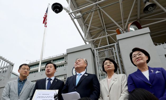 미 대사관 방문한 민주당 초선의원들