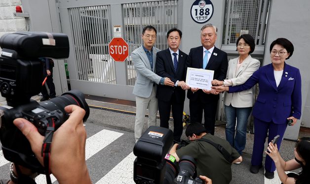 주한미국대사관 앞에 모인 민주당 초선의원들