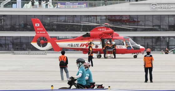 여의도공원에 착지한 소방헬기