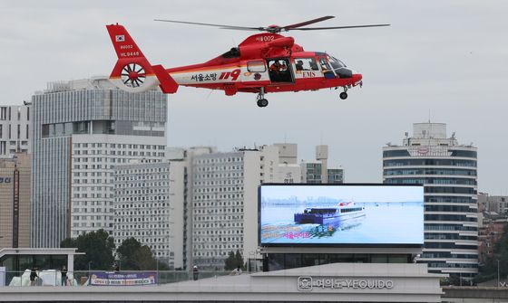 소방헬기로 이송하는 부상자