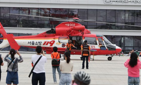 소방헬기로 이송하는 부상자