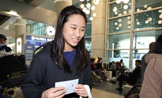'세계 최강' 안세영, 귀국