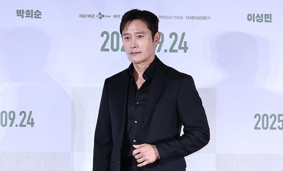 포즈 취하는 이병헌