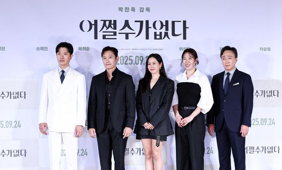 '어쩔 수가 없다' 깔끔한 정장 차림의 배우들