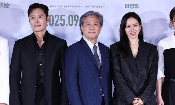 박찬욱 감독 '배우 이병헌·손예진과 나란히'