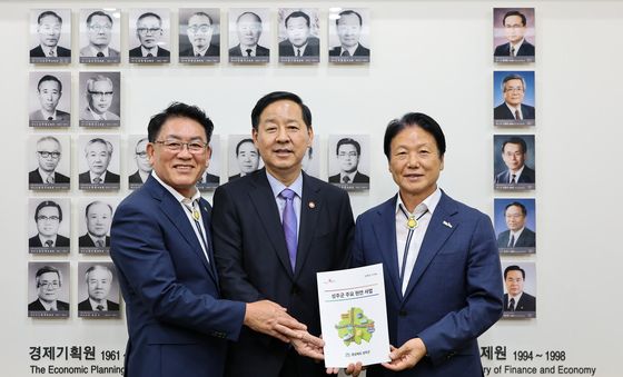 구윤철 경제부총리 만나 지역현안 지원 요청하는 이병환 성주군수