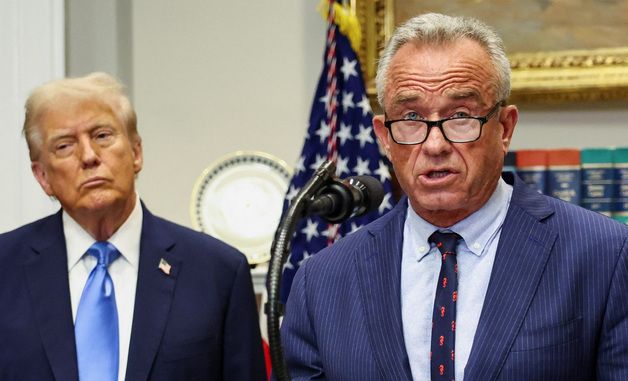 [포토] 케네디 보건복지부 장관 발언 경청하는 트럼프