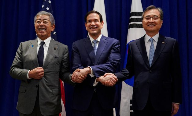 [포토] 손 맞잡은 한미일 외교수장들