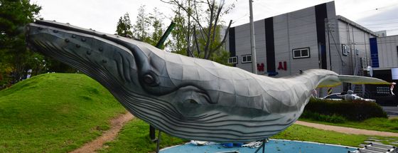 귀신고래 모형 설치된 철길 숲