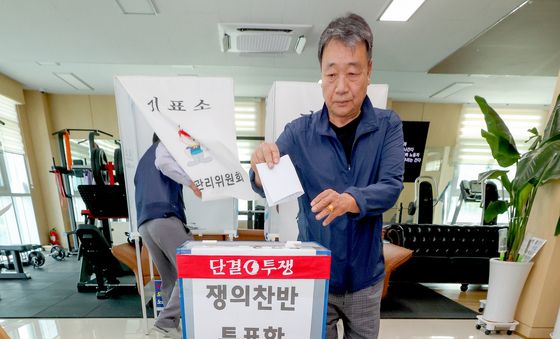 파업 찬반 투표하는 경기도 버스노조 조합원들