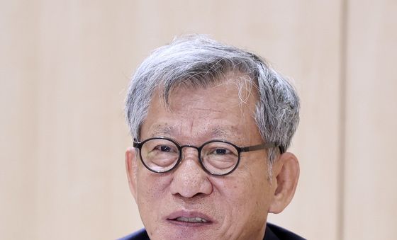 민화 속 호랑이 뱃지 단 유홍준 국립중앙박물관장