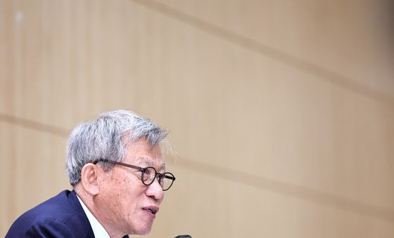 새책 출간한 유홍준 국립중앙박물관장 "내 책은 글과 도판이 함께 흘러가는 것"