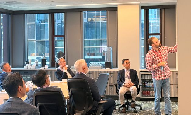 아마존 본사 방문한 박지원 두산그룹 부회장과 경영진