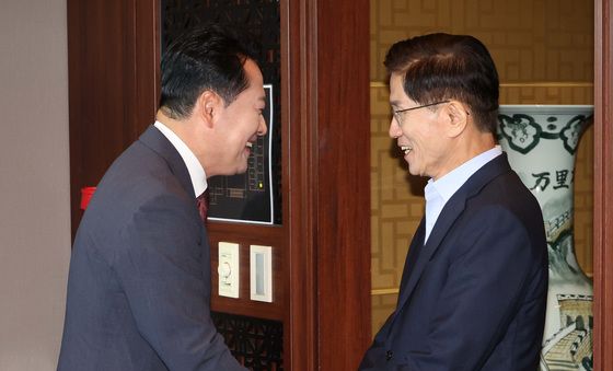 손 맞잡는 장동혁·김문수