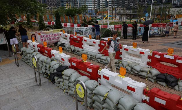 [포토] 태풍 '라가사' 홍수 우려에 모래주머니 벽 세워진 홍콩 도심